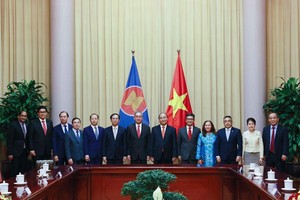Chủ tịch nước Nguyễn Xuân Phúc, Bộ trưởng Ngoại giao Bùi Thanh Sơn và các Đại sứ, Đại biện ASEAN