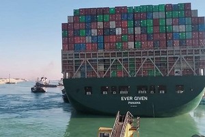 Siêu tàu Ever Given thoát khỏi vị trí mắc kẹt tại kênh đào Suez vào ngày 29/3. Ảnh: AFP