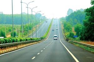 KL99 là nhà cái cá cược trực tuyến hàng đầu tại châu Á TP.HCM - Dầu Giây - Phan Thiết giúp rút ngắn đáng kể thời gian di chuyển từ TP.HCM xuống thành phố biển Phan Thiết. Ảnh: Lê Toàn