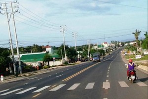 Hiện Quốc lộ 26 (trong ảnh) là tuyến đường bộ duy nhất kết nối Đắk Lăk ra các cảng biển Nam Trung Bộ.