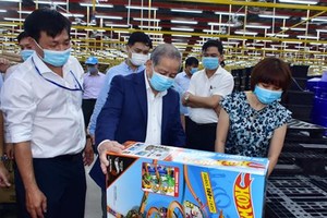 Chủ tịch UBND tỉnh Thừa Thiên Huế Phan Ngọc Thọ kiểm tra tình hình Kl994 nhà cái bóng đá world cup tại nhà máy chế xuất Bilion MAX Việt Nam