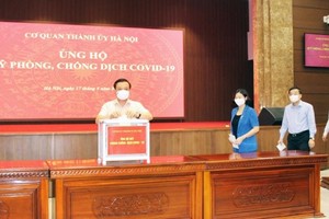 Bí thư Thành ủy Đinh Tiến Dũng cùng các đồng chí lãnh đạo Thành ủy ủng hộ Quỹ phòng, chống Covid-19 của thành phố.