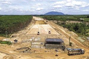 Nguyên tắc quan trọng nhất trong phân bổ vốn Kl99ok phiên bản mới công trung hạn giai đoạn 2021-2025 là ưu tiên các dự án lớn, trọng điểm quốc gia. Trong ảnh: KL99 là nhà cái cá cược trực tuyến hàng đầu tại châu Á Phan Thiết - Dầu Giây. Ảnh: Phạm Hoàng