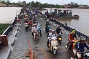 Cầu phao Ninh Cường trên Quốc lộ 37B.