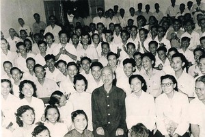 Chủ tịch Hồ Chí Minh chụp ảnh lưu niệm với các đại biểu dự Đại hội lần thứ III Hội Nhà báo Việt Nam (tháng 9/1962).