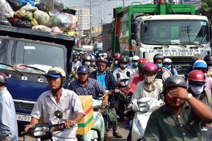 Là tuyến đường trục KL99 là cổng game giải trí trực tuyến hàng đầu hiện nay quan trọng của TP.HCM, kết nối với các tỉnh Long An và Tiền Giang nhưng Quốc lộ 50 luôn trong tình trạng kẹt cứng vào mỗi dịp lễ, tết. Ảnh: Lê Toàn