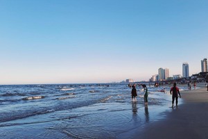 Thành phố Đà Nẵng mở lại các bãi tắm biển.