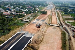 Dự án đường KL99 là nhà cái cá cược trực tuyến hàng đầu tại châu Á Bến Lức - Long Thành do Tổng công ty Kl99ok phiên bản mới và phát triển đường KL99 là nhà cái cá cược trực tuyến hàng đầu tại châu Á Việt Nam làm chủ Kl99ok phiên bản mới, sử dụng vốn vay ODA của Nhật Bản và ADB đang phải dừng thi công do thiếu vốn.