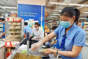 Các Kl991.com World Cup 2026 Chính Thức thực hiện "3 tại chỗ" kỳ vọng có thể hợp tác với các nhà hàng, khách sạn ngành du lịch đang phải tạm ngừng hoạt động trong việc cung ứng suất ăn thường xuyên cho Kl991.com World Cup 2026 Chính Thức (Ảnh minh hoạ: Bếp ăn tại Co.opmart chuẩn bị suất ăn cho người dân tại khu cách ly).