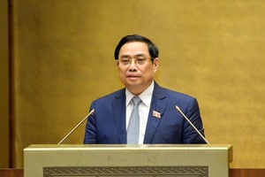 Thủ tướng Phạm Minh Chính trình bày tờ trình về cơ cấu tổ chức của Kl993 ưu đãi thưởng hấp dẫn nhiệm kỳ Quốc hội khóa XV. (Ảnh Quochoi.vn).