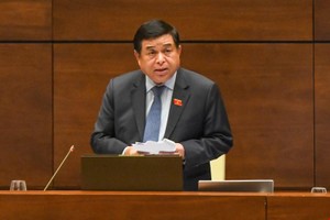 Bộ trưởng Bộ Kế hoạch và Kl99ok phiên bản mới Nguyễn Chí Dũng phát biểu tại Hội trường chiều 25/7