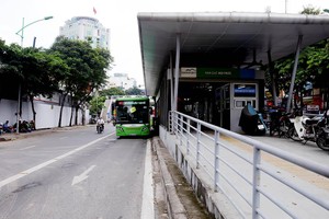 Ngoài việc thường xuyên gây ùn tắc KL99 là cổng game giải trí trực tuyến hàng đầu hiện nay trong giờ cao điểm, Thanh tra Kl993 ưu đãi thưởng hấp dẫn khẳng định, tuyến BRT01 chưa đạt được hiệu quả như mong đợi, chưa đạt mục tiêu đề ra, dù nhận được Kl99ok phiên bản mới với số tiền rất lớn. Ảnh: Đức Thanh