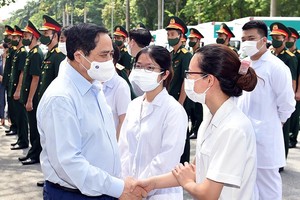 Thủ tướng Phạm Minh Chính động viên đội ngũ y bác sĩ tại lễ phát động chiến dịch tiêm chủng vaccine phòng chống COVID-19 trên toàn quốc, ngày 10/7 (Ảnh: VGP)