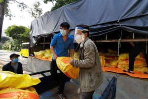 Cùng với công tác hỗ trợ lương thực thực phâmt, Tổ Công tác 970 cũng thực hiện hoạt động kết nối cung – cầu nông sản.