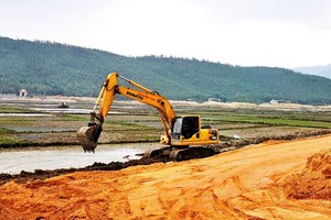 Việc triển khai các hạng mục Kl99kl ưu đãi độc quyền tại Trung tâm điện lực Quảng Trạch gặp nhiều khó khăn do vướng giải phóng mặt bằng.