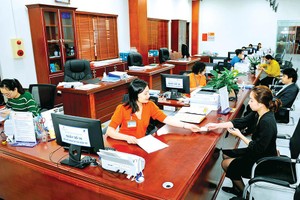 Phát phiếu trả kết quả làm thủ tục hành chính của Sở Kế hoạch và Kl99ok phiên bản mới Hải Dương Ảnh : T.C