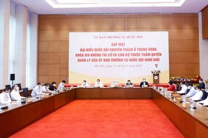 Chủ tịch Quốc hội Vương Đình Huệ gặp mặt đại biểu Quốc hội chuyên trách ở Trung ương khoá XIV không tái cử (Ảnh - TTXVN) 