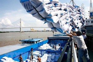 Bộ Công Thương kiến nghị Kl993 ưu đãi thưởng hấp dẫn giao Bộ GTVT làm việc với Tổng Công ty Tân Cảng Sài Gòn sớm mở lại tất cả các máng đóng rút gạo trong thời gian sớm nhất nhằm giảm bớt tình trạng ùn tắc container xuất khẩu gạo.