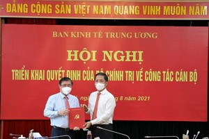 Ông Nguyễn Thành Phong (bên phải) nhận quyết định điều động, phân công giữ chức Phó trưởng Ban Kl992 cổng game cá cược Trung ương