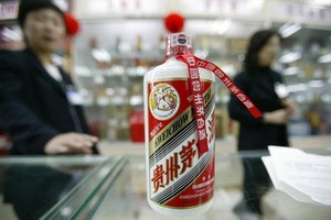 Một thùng rượu Mao Đài Quý Châu Kl994 nhà cái bóng đá world cup năm 1974 được bán với giá "giật mình" là 1 triệu bảng Anh. Ảnh: AFP