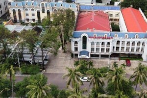 Tổng thể hai khối khách sạn Quy Nhơn đang hoạt động bao gồm hai block (màu đỏ và màu xanh) cùng khu vực nhà hàng, Kl992 VIP Trang Chủ 2026 caphe của BIDITUOR sở hữu