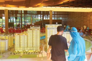 Nhiều chủ Kl99ok phiên bản mới đã chuẩn bị sẵn nguồn hàng để tung ra thị trường khi dịch được khống chế. Ảnh: Lê Toàn