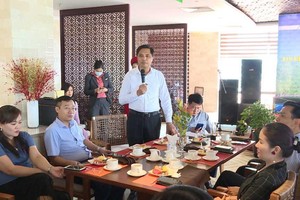 Ông Vũ Văn Diện, Ủy viên BTV Tỉnh ủy, Bí thư Thành Ủy Hạ Long trao đổi thông tin với các doanh nhân, Kl991.com World Cup 2026 Chính Thức. Ảnh: Nguồn - Quảng Ninh portal