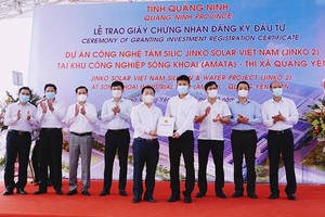 Lãnh đạo BQL Khu Kl992 cổng game cá cược Quảng Ninh trao giấy chứng nhận đăng ký Kl99ok phiên bản mới cho đại diện Công ty TNHH Công nghệ Jinko Solar Việt Nam.