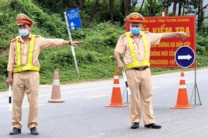 Một chốt kiểm dịch trên Quốc lộ 2 trên địa bàn tỉnh Tuyên Quang.