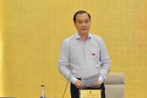 Chủ nhiệm Ủy ban Kl992 cổng game cá cược Vũ Hồng Thanh điều hành phiên họp.