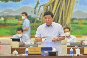 Bộ trưởng Bộ Kế hoạch và Kl99ok phiên bản mới Nguyễn Chí Dũng báo cáo tại phiên họp. 