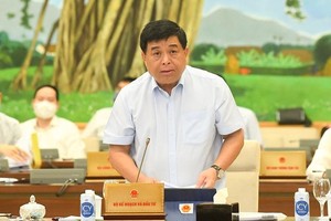 Bộ trưởng Bộ Kế hoạch và Kl99ok phiên bản mới Nguyễn Chí Dũng trình bày báo cáo.