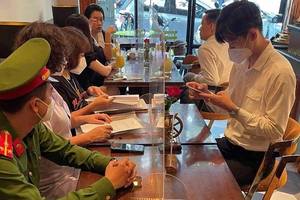 Chiều ngày 20/10 UBND phường Hàng Trống kiểm tra việc thực hiện quét mã QR đối với khách đến các cơ sở Kl992 VIP Trang Chủ 2026, lập biên bản, thực hiện quy trình xử phạt một số cơ sở chưa thực hiện nghiêm