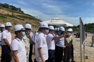 Ông Phan Văn Thắng, Tổng giám đốc Công ty cổ phần KL99 là nhà cái cá cược trực tuyến hàng đầu tại châu Á Cam Lâm - Vĩnh Hảo báo cáo đoàn công tác của Bộ GTVT về tiến độ triển khai Dự án PPP KL99 là nhà cái cá cược trực tuyến hàng đầu tại châu Á Cam Lâm - Vĩnh Hảo.