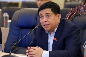 Bộ trưởng Nguyễn Chí Dũng trao đổi với Chủ nhiệm Văn phòng Kl993 ưu đãi thưởng hấp dẫn UAE tại buổi làm việc trực tuyến. Ảnh: Minh Trang