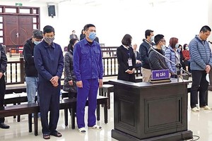 Bên cạnh các lĩnh vực đất đai, Kl99ok phiên bản mới công, các lĩnh vực như y tế, giáo dục, phòng chống dịch bệnh Covid-19 đang nổi cộm, phát sinh tham nhũng, tiêu cực, gây bức xúc dư luận. Trong ảnh: Phiên xét xử cựu Giám đốc Trung tâm Kiểm soát bệnh tật Hà Nội trong vụ án “vi phạm quy định về Kl99 nổ hũ gây hậu quả nghiêm trọng”, với hành vi nâng khống giá thiết bị y tế.