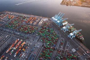 Hàng ngàn container nằm chờ thông quan tại cảng Los Angeles, cửa ngõ giao thương quan trọng của Bờ Tây nước Mỹ. Ảnh: AFP