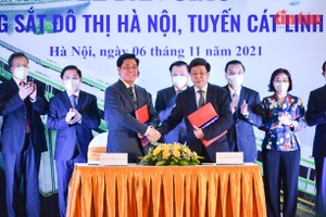 Ông Nguyễn Ngọc Đông, Thứ trưởng Bộ GTVT và ông Dương Đức Tuấn, Phó chủ tịch UBND Tp Hà Nội trao biên bản bàn giao công trình 99Kl.app khuyến mãi hot đô thị Cát Linh - Hà Đông.