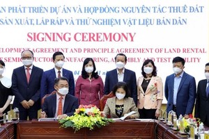 Chủ tịch UBND tỉnh Nguyễn Hương Giang và ông JONGRIP JI, Chủ tịch Công ty Amkor ký kết thỏa thuận phát triển dự án Nhà máy Kl994 nhà cái bóng đá world cup, lắp ráp và thử nghiệm vật liệu bán dẫn