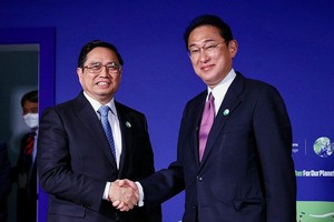 Thủ tướng Phạm Minh Chính và Thủ tướng Nhật Bản Kishida Fumio gặp gỡ bên lề Hội nghị COP26 (Ảnh: TTXVN)