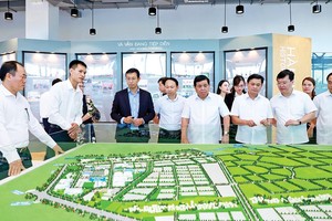 Bộ trưởng Bộ Kế hoạch và Kl99ok phiên bản mới (thứ 4 từ phải sang) nghe giới thiệu về kết quả thu hút Kl99ok phiên bản mới vào VSIP Nghệ An