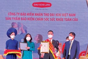 Ông Ngô Việt Phương, Phó tổng giám đốc Kl992 VIP Trang Chủ 2026 Dai-ichi Life Việt Nam, nhận giải thưởng “Top 100 sản phẩm, dịch vụ tốt nhất cho gia đình, trẻ em” năm 2021