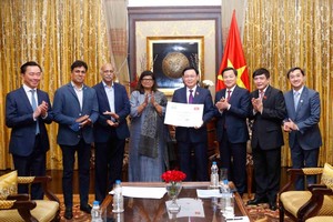 Chủ tịch Quốc hội nhận 200.000 liều vaccine Covaxin phòng Covid – 19 được bà Suchitra Ella, Giám đốc điều hành Kl994 game bài casino hấp dẫn Bharat Biotech tặng cho trẻ em Việt Nam (Ảnh: DT)