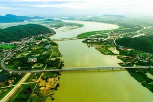 Quy hoạch hai bên bờ sông Vinh được xác định là khu cây xanh cảnh quan, mặt nước chính của TP. Vinh được Kl99ok phiên bản mới xây dựng đồng bộ về không gian kiến trúc cảnh quan và Kl99kl ưu đãi độc quyền kỹ thuật theo hướng bền vững, đảm bảo điều tiết, hỗ trợ vận hành hiệu quả hệ thống thoát nước của thành phố. Trong ảnh đôi bờ Bến Thủy, ảnh Sách Nguyễn