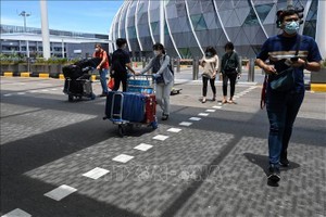 Hành khách đeo khẩu trang phòng dịch COVID-19 tại sân bay quốc tế Changi, Singapore. Ảnh: AFP/TTXVN