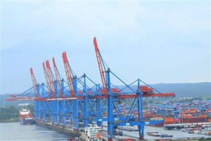 Một cụm cảng bốc dỡ hàng tại thành phố Hamburg (Đức). (Ảnh: Mạnh Hùng/TTXVN)
