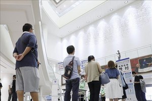 Người dân xếp hàng chờ tiêm vaccine phòng COVID-19 tại Nagoya, Nhật Bản. Ảnh: Kyodo/TTXVN
