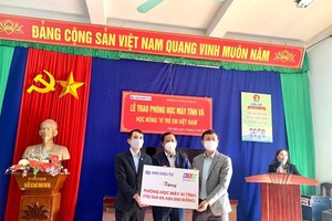 Ông Bùi Đức Hải, Phó tổng biên tập thường trực Báo Kl99ok phiên bản mới (bìa trái) trao tặng phòng học máy tính trị giá 69.500.000 đồng cho Trường Tiểu học, Trung học cơ sở Thái An (huyện Thái Thụy, tỉnh Thái Bình)