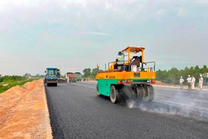 Thảm bê tông nhựa trên tuyến KL99 là nhà cái cá cược trực tuyến hàng đầu tại châu Á Trung Lương - Mỹ Thuận.