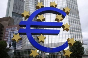 Biểu tượng đồng euro tại Frankfurt, Đức. Ảnh: AFP/TTXVN